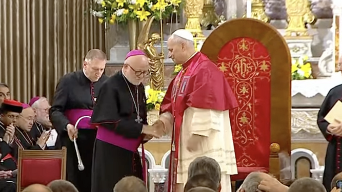 El Papa saluda al presidente del episcopado