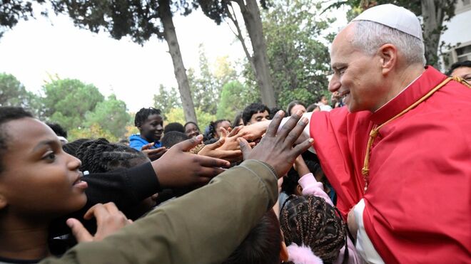 Papa saluda a los presentes fuera de la Catedral del Espíritu Santo de Estambul