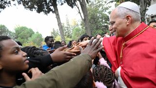 Papa saluda a los presentes fuera de la Catedral del Espíritu Santo de Estambul
