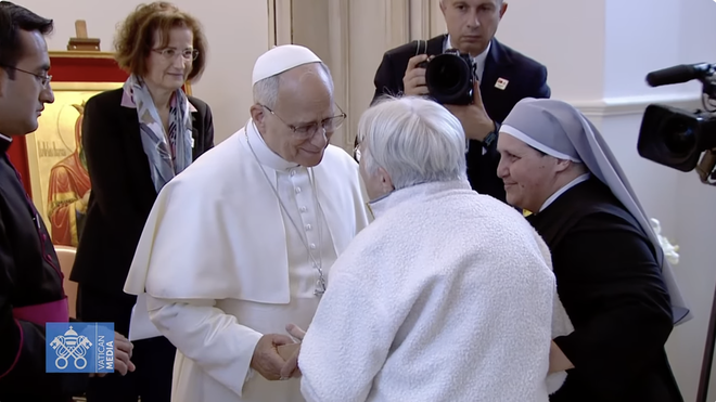 El Papa escucha a una de las ancianas