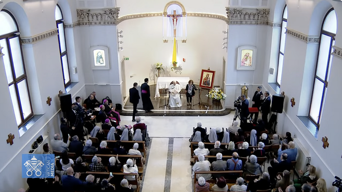 El Papa, en la capilla de la residencia de ancianos