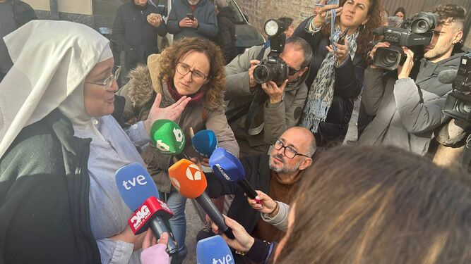 Una de las ex monjas, a la entrada al juzgado