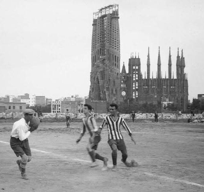 Fútbol a los pies de la Sagrada Familia