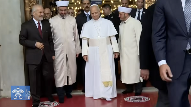 El Papa, descalzo, sale de la mezquita Azul