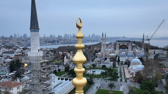 El minarete de la mezquita azul, frente a Santa Sofía