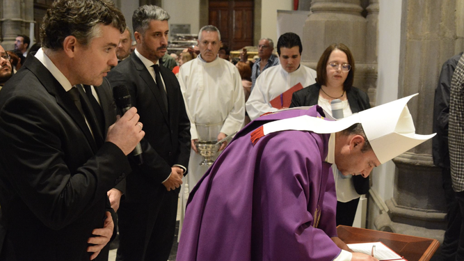 Firman en el libro de condolencias