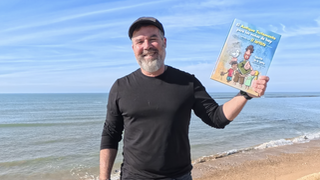 Agustín de la Torre, con su Antiguo Testamento (Esfera de los Libros)