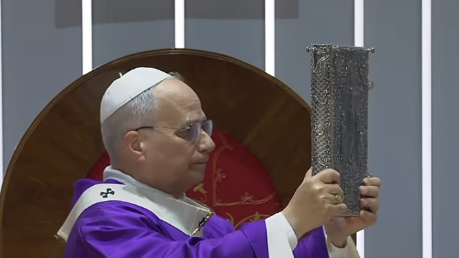 El Papa sujeta el Evangelio