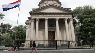 Una persona caminando frente al Panteón de Los Héroes en Asunción (Paraguay). EFE/ Juan Pablo Pino