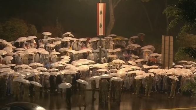 Fieles desafiando a la lluvia en Beirut