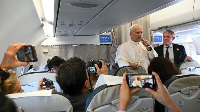 León XIV, en el vuelo hacia Beirut