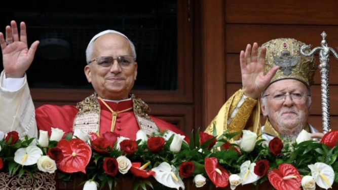 Bartolomé y León saluda a los fieles