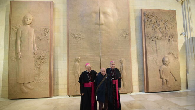 Antonio López, entre los arzobispos Iceta y Herráez