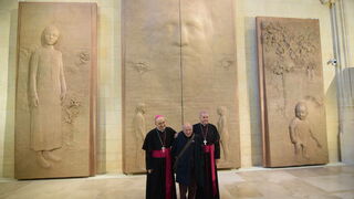 Antonio López, entre los arzobispos Iceta y Herráez