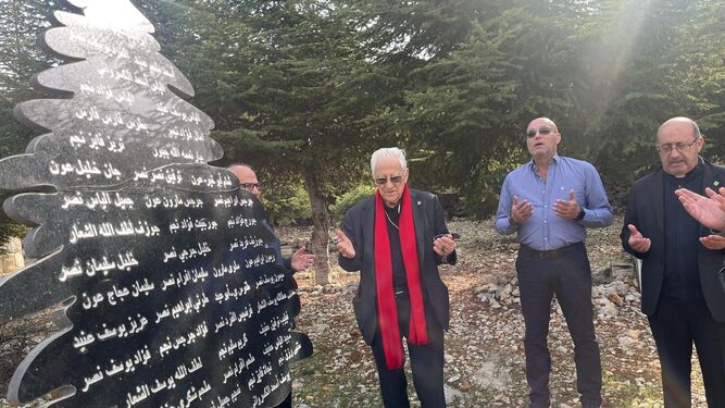 El padre Ángel en el monumento a los caídos en la guerra de Líbano