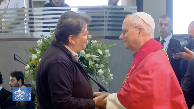 El Papa saluda en el Santuario de Nuestra Señora del Líbano a una religiosa y directora de una escuela