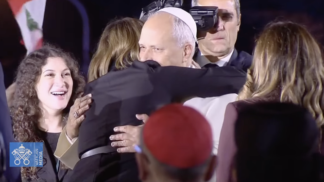 El espontáneo abrazo de una joven libanesa al Papa