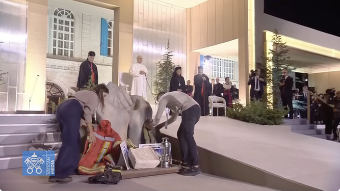 Los jóvenes libaneses colocan las ofrendas en su en cuentro con el Papa en Beirut