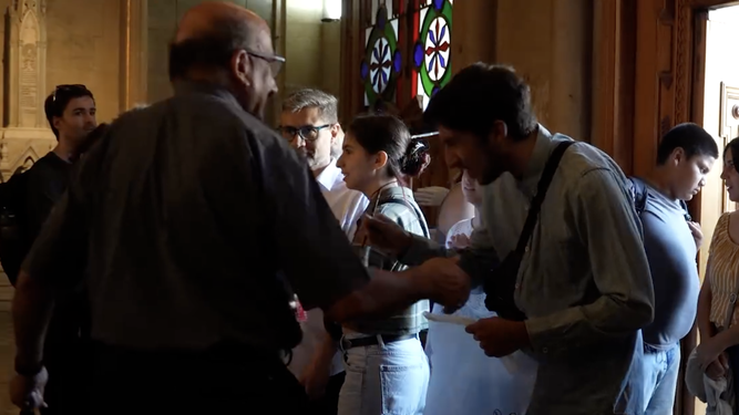 Cardenal Chomali recibiendo a los estudiantes