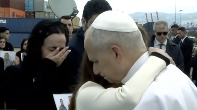 Víctima abraza al Papa en el puerto de Beirut