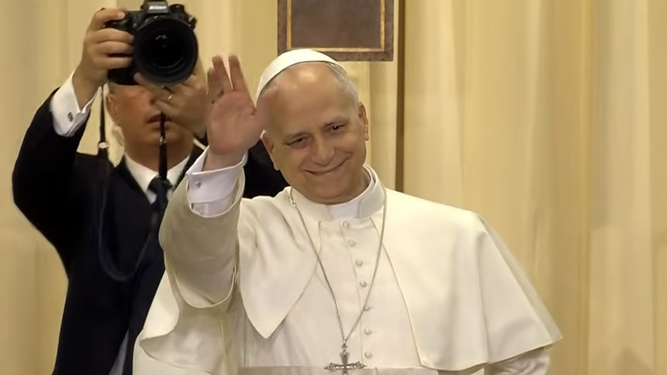 León XIV saluda a los pacientes del hospital