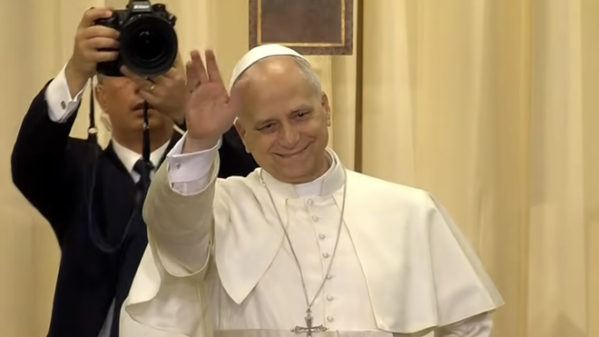 León XIV saluda a los pacientes del hospital