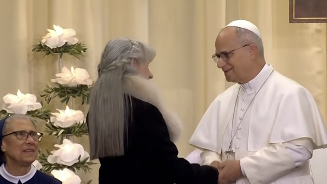 El papa, con una de las enfermas del hospital