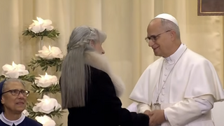 El papa, con una de las enfermas del hospital