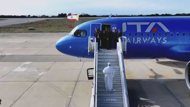 León XIV, subiendo al avión