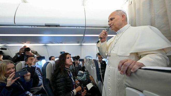 León, en el vuelo de regreso a Roma