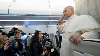 León, en el vuelo de regreso a Roma