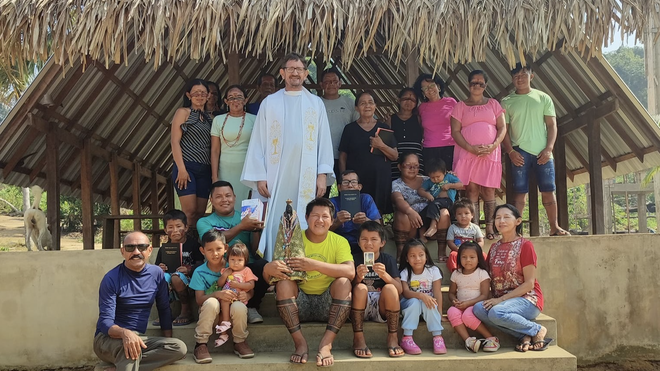 Modino, con una comunidad indígena en la Amazonía