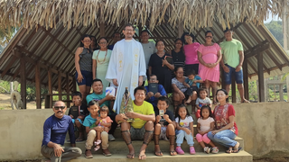 Modino, con una comunidad indígena en la Amazonía