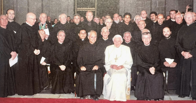 Benedicto XVI y Prevost en el Escorial en 2012