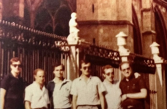 Prevost con Lazcano y otros frailes en la catedral de León (1982)