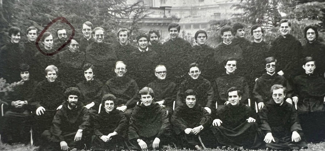 Prevost y Lazcano rodeados por un círculo en la foto del curso 1981-1982