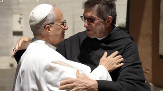 El Papa abraza a Alejandro Moral