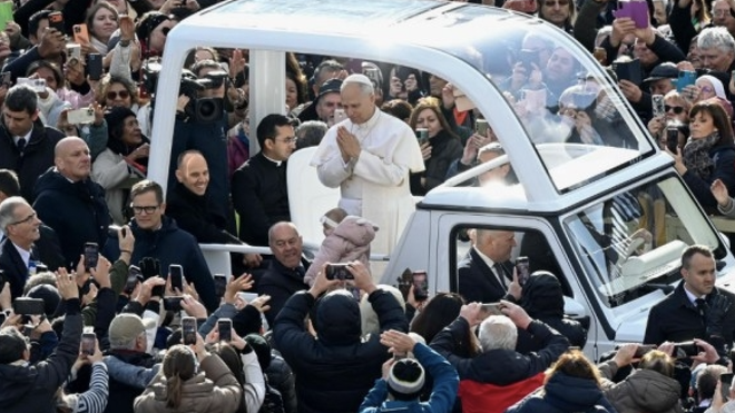 León XIV en la plaza de San Pedro