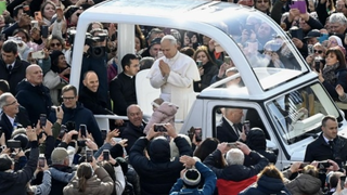 León XIV en la plaza de San Pedro