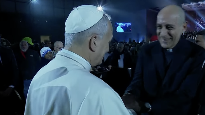 El Papa saluda al cardenal Fernández tras el concierto