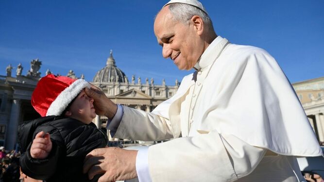 El Papa saluda a un niño