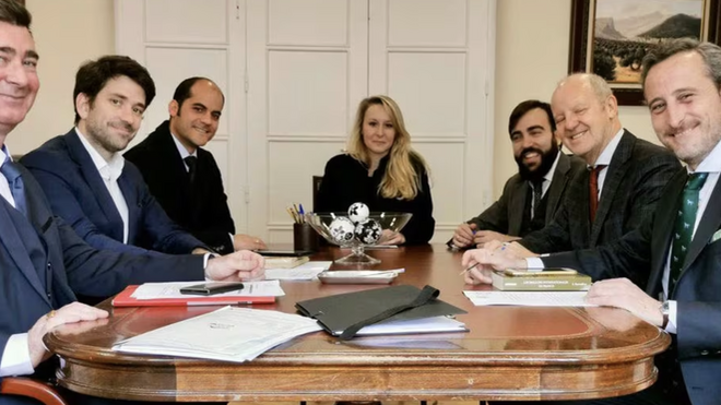 Pos promotores del centro de ISSEP en Madrid. Primero a la derecha, Kiko Méndez-Monasterio, segundo a la izquierda, Gabriel Ariza. Al fondo, Marione Maréchal-Le Pen. A su derecha, Javier Tebas Llanas