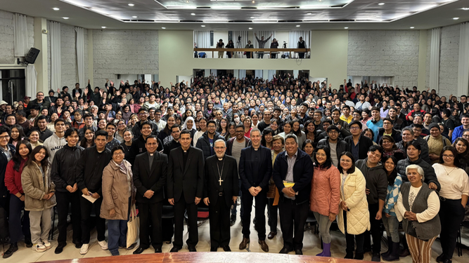 Bertomeu junto a monseñor Javier Del Río en el curso de prevención de abusos. Arequipa, 7 marzo 2024
