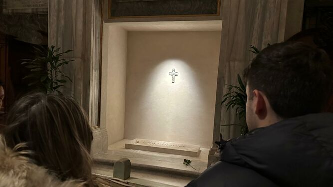 La familia Cuatrecasas, ante la tumba de Bergoglio