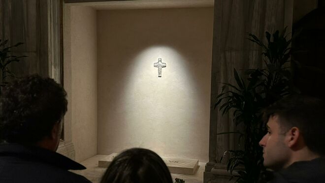 La familia Gaztelueta, junto a la tumba de Francisco