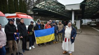 Sor Lucía, en la frontera, con algunos de los heridos