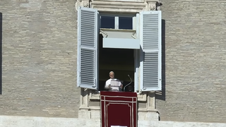 León XIV, desde el balcón