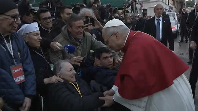 León, tras la ofrenda, con los pobres