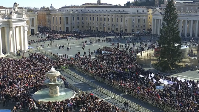 Miles de fieles en la plaza de San Pedro