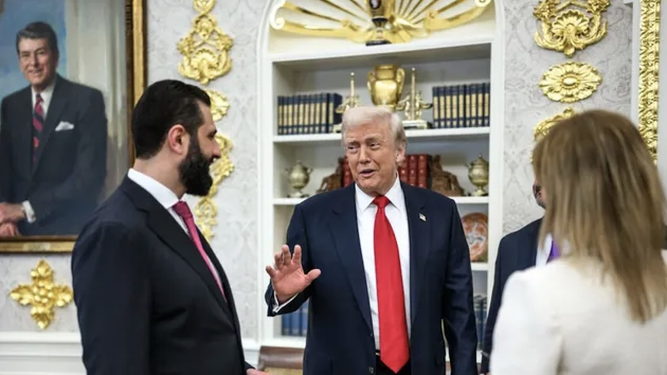 El presidente sirio Ahmed al-Sharaa, con Trump